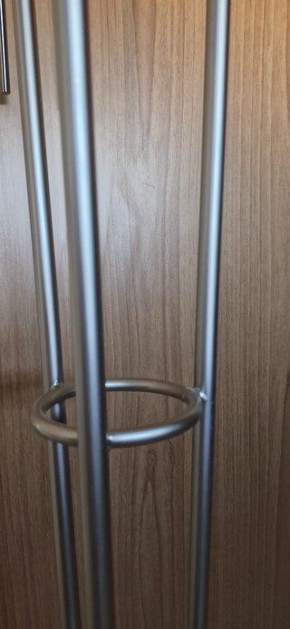 Perchero de pie de aluminio y madera con paragüero