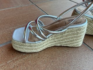 Sandalias cuña NK plateadas
