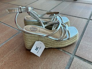 Sandalias cuña NK plateadas