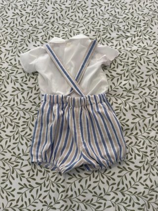 Vestido de niña y traje de niño.  Hecho en España.