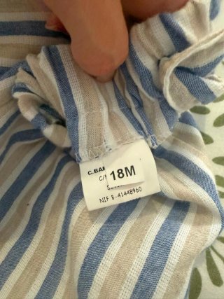 Vestido de niña y traje de niño.  Hecho en España.