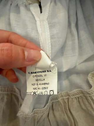 Vestido de niña y traje de niño.  Hecho en España.