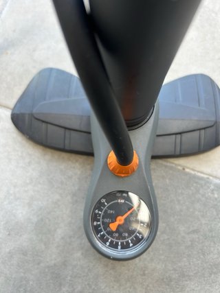 Inflador de pie para ruedas