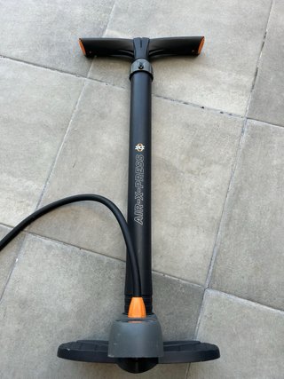Inflador de pie para ruedas