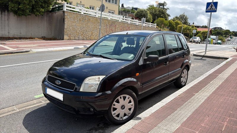 Ford Fusion 2003 - foto 1
