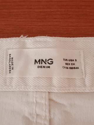 Falda vaquera blanca desgastada