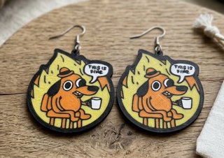 Pendientes This is Fine perro naranja
