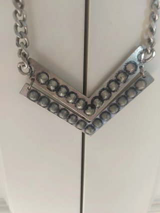 Collar plateado con perlas y detalles