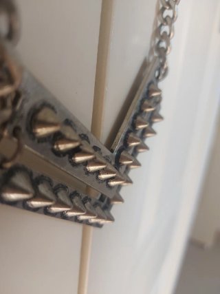 Collar plateado con perlas y detalles