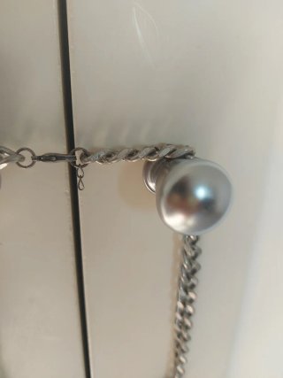 Collar plateado con perlas y detalles