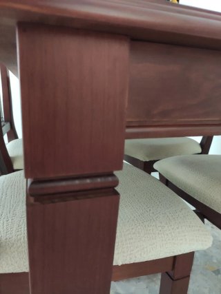 Mesa de comedor de madera