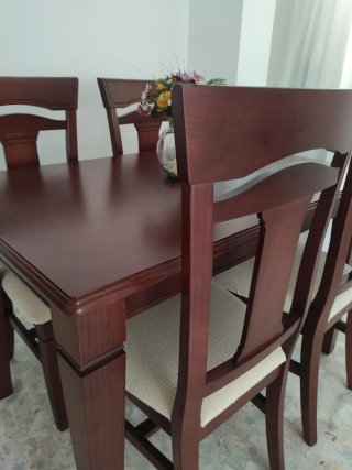 Mesa de comedor de madera