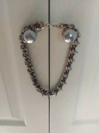 Collar cadena con perlas y detalles