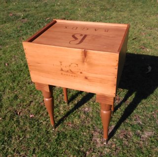 Costurero de madera artesanal