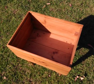 Costurero de madera artesanal