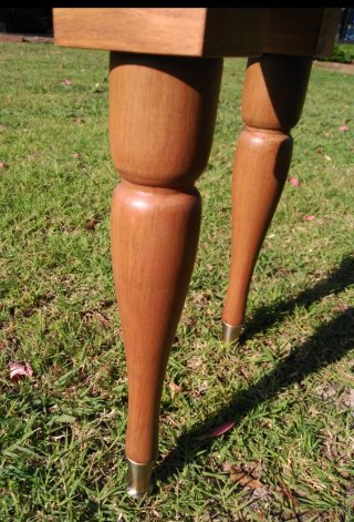 Costurero de madera artesanal