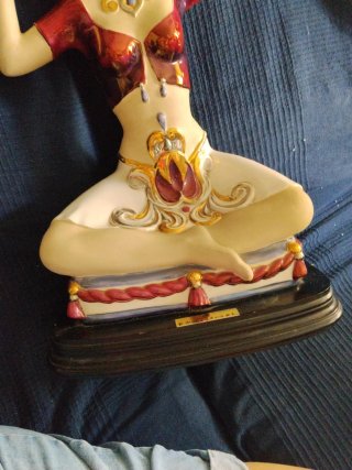 Figura Bailarina India Dorada y Roja