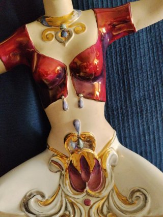 Figura Bailarina India Dorada y Roja