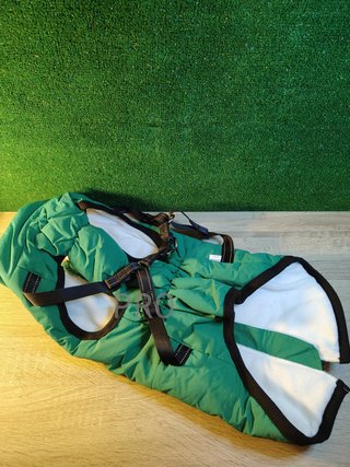 Abrigo impermeable para perros con arnés