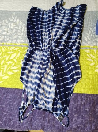 Peto de mujer azul y blanco