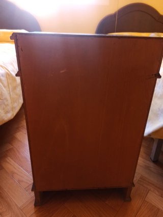 Mesa revistero de madera, sin marca