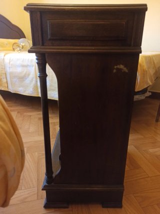 Mesa revistero de madera, sin marca