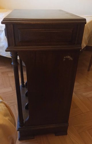 Mesa revistero de madera, sin marca