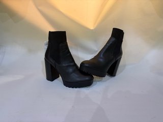 Botines negros Stradivarius talla 40