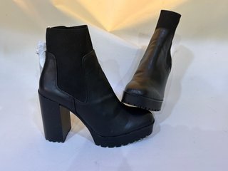 Botines negros Stradivarius talla 40