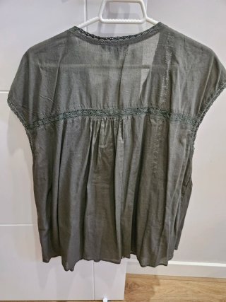 Camiseta/Blusa Cortefiel verde caqui con encaje