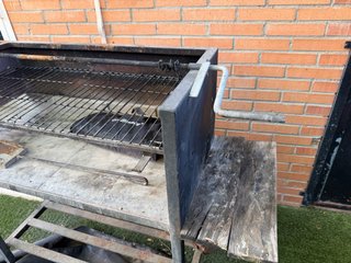 Barbacoa de metal con ruedas