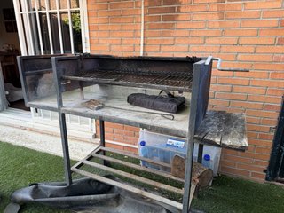 Barbacoa de metal con ruedas