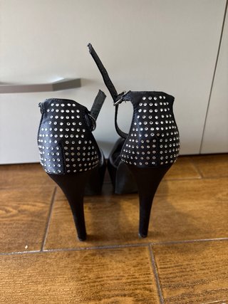 Sandalias tacón negras con tachuelas