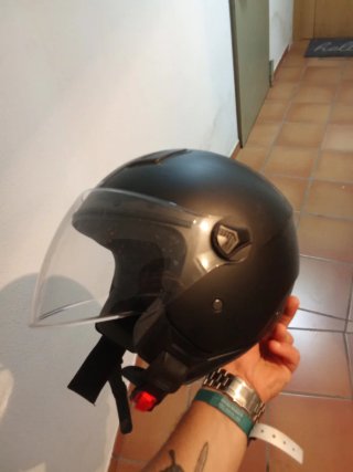 Casco de moto negro con visera