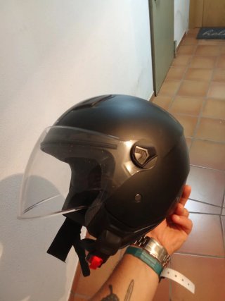 Casco de moto negro con visera