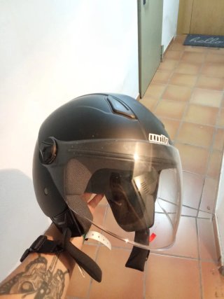 Casco de moto negro con visera