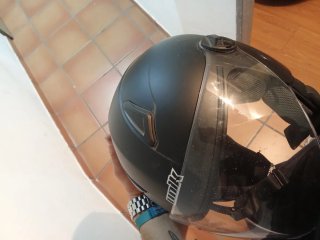 Casco de moto negro con visera