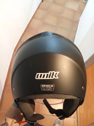 Casco de moto negro con visera