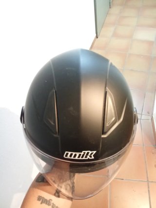 Casco de moto negro con visera