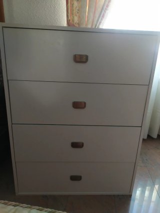 Cómoda blanca de madera