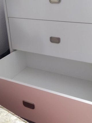 Cómoda blanca de madera