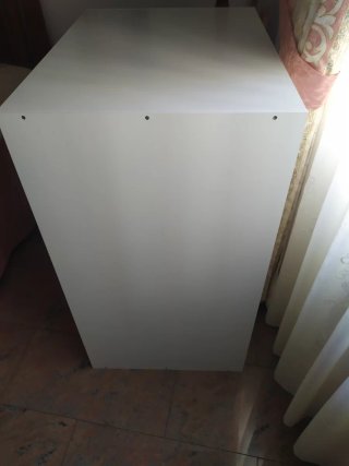 Cómoda blanca de madera