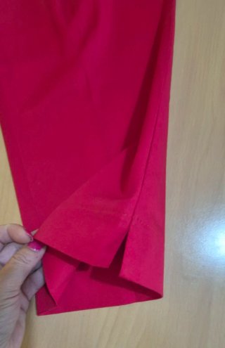 Pantaloni donna modello Capri