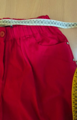 Pantaloni donna modello Capri