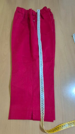 Pantaloni donna modello Capri