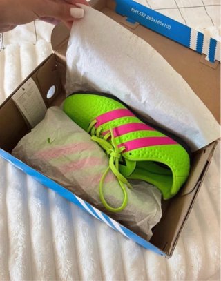 Chuteiras Adidas Verde e Rosa