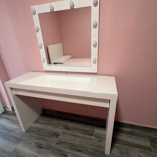 Tocador blanco con espejo y luces