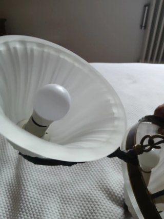 Lámpara de forja negra y dorada
