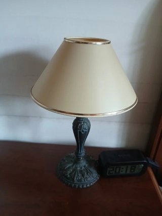 Lámpara de forja negra y dorada