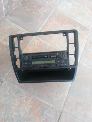 Panel frontal de Wolsvagen Passat con radio.